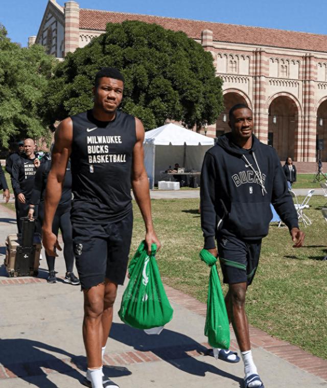 爱游戏电子 -字母哥回归赛场，挺进下一轮首场状态亮眼，TL观众沸腾！(字母哥三分集锦)