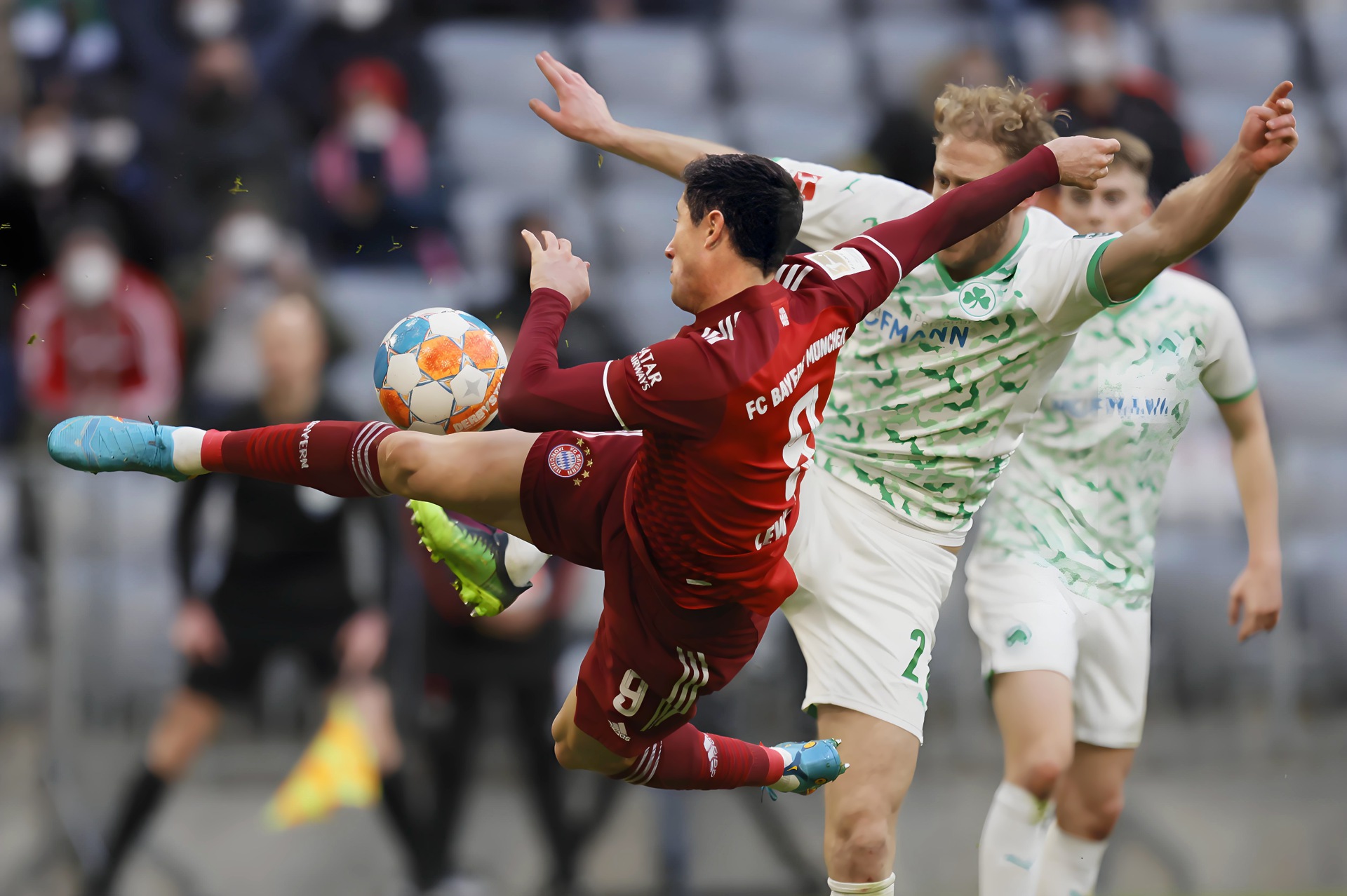 爱游戏电子 -莱万多夫斯基回归赛场，回归赛场首场状态亮眼，西班牙队观众沸腾！(2025全部比赛时间表)