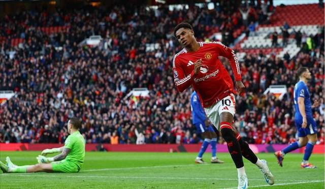 爱游戏免费直播 -莱万多夫斯基在曼联比赛中绝杀，关键助攻引发热议！的简单介绍